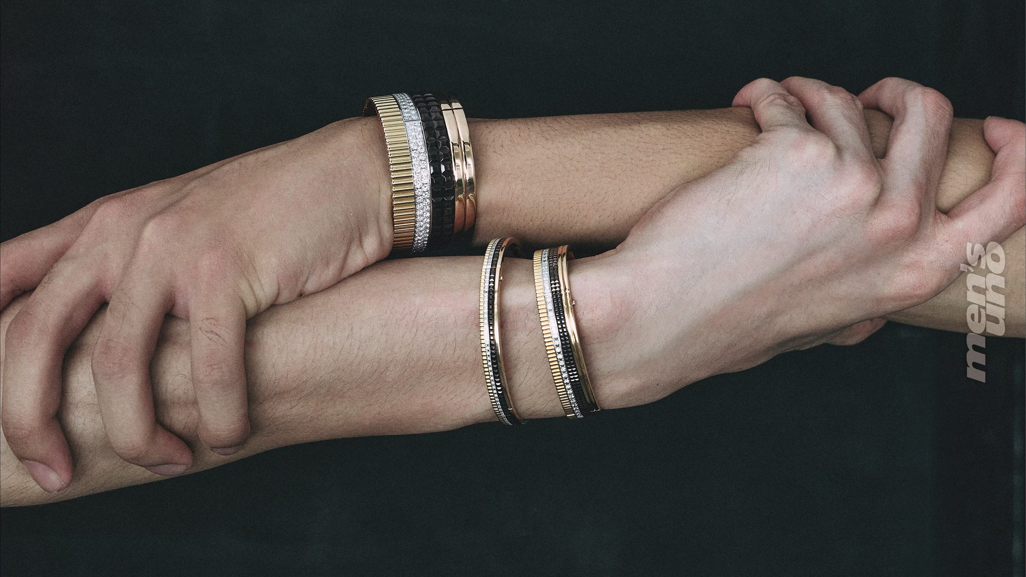 Bras croisés de deux mannequins portant des bracelets dorés et noirs – Emporio Models Marrakech