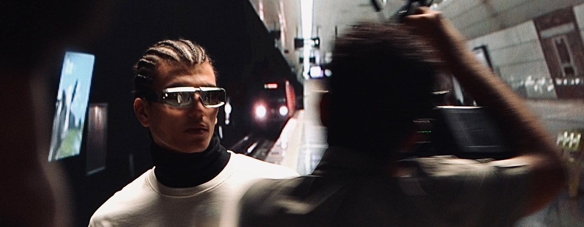 Mannequin homme aux tresses et lunettes réfléchissantes dans une station de métro – devenir mannequin chez Emporio Models Marrakech