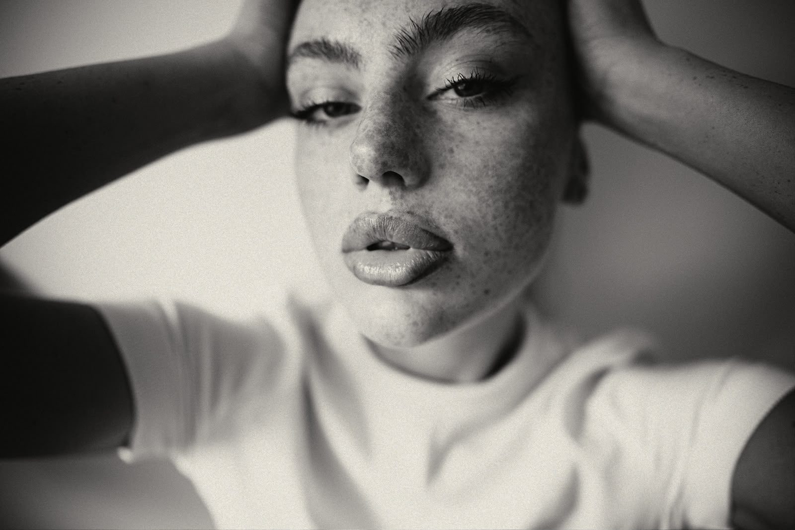 Portrait noir et blanc d’une mannequin aux taches de rousseur – Emporio Models Marrakech
