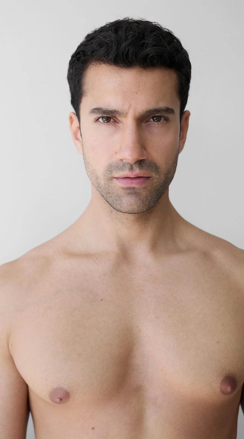 Portrait digital of a male model, front view, natural light