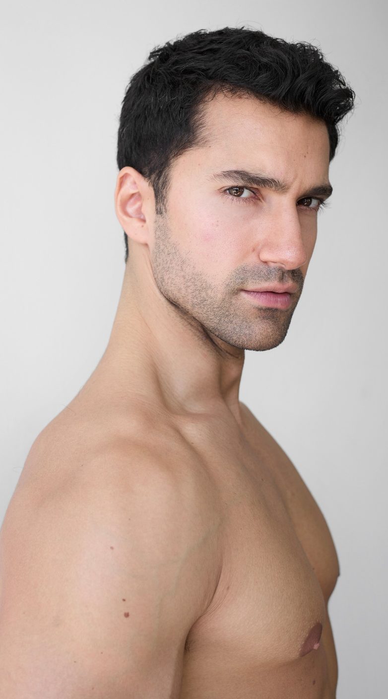 Portrait digital of a male model, other side view, natural light