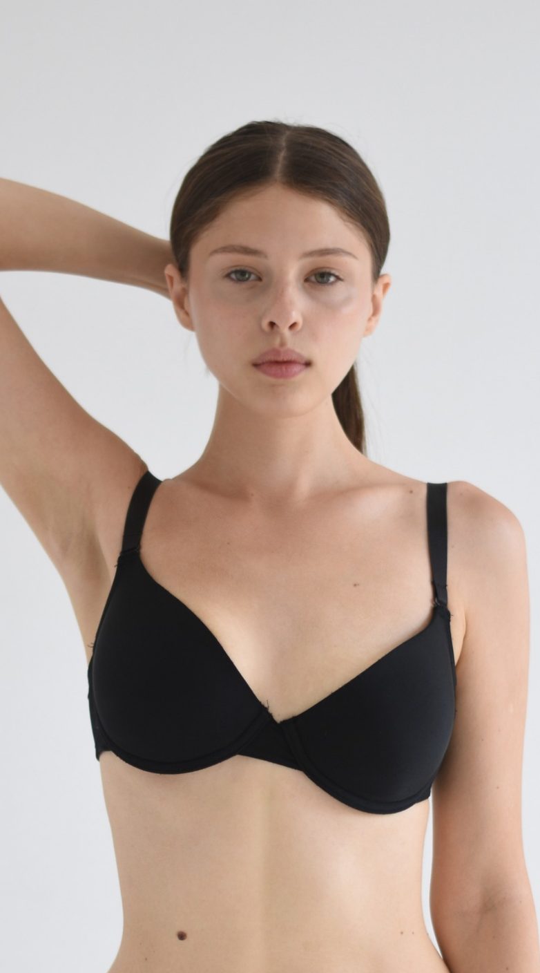Portrait digital of a female model, front view, natural light