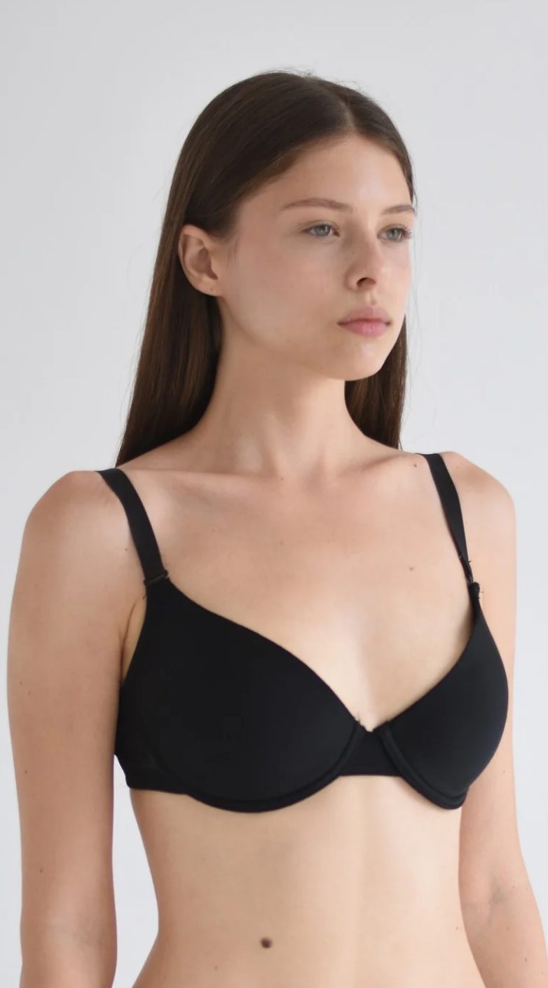 Portrait digital of a female model, other side view, natural light